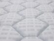 Gros plan sur le tissu matelassé (coutil) d'un matelas