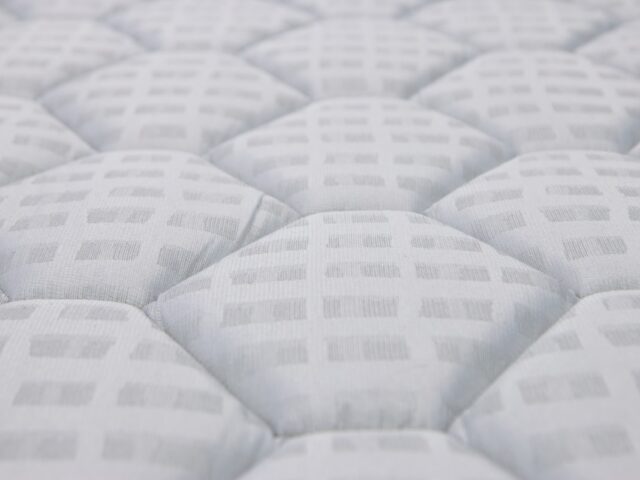 Gros plan sur le tissu matelassé (coutil) d'un matelas