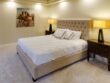 Chambre avec un lit neuf et un matelas blanc